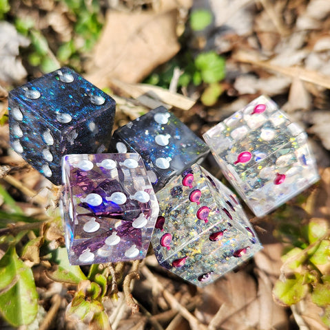 'Pips & Potions' Shimmery Colorshifting Handmade Resin Potion Bottle Pip D6 Tabletop Board Gaming Dice